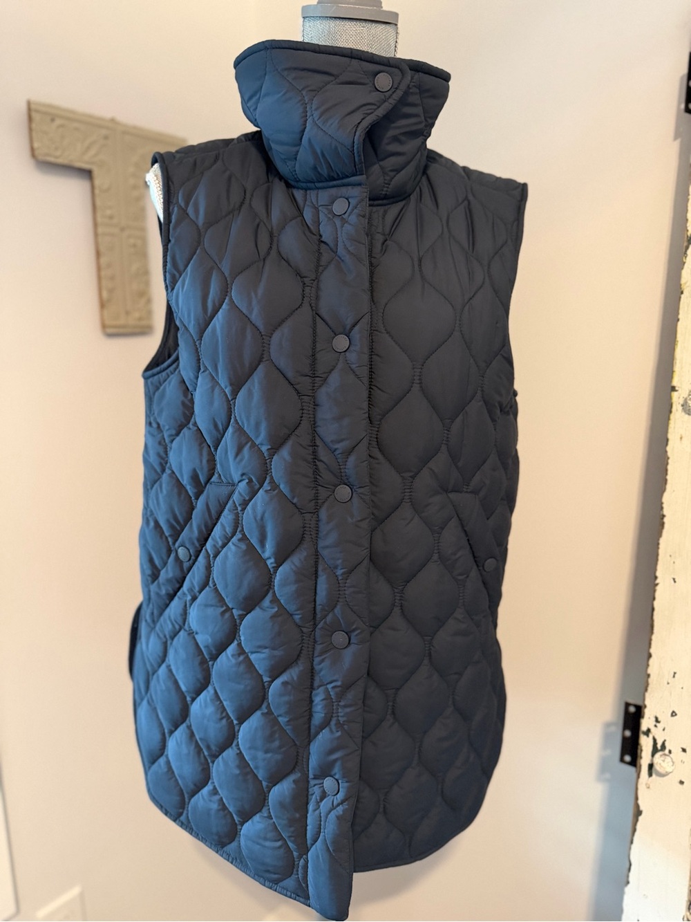 KIT AND ACE Oslo Recycled Quilted Funnel Neck Insulated Snap Up Vest